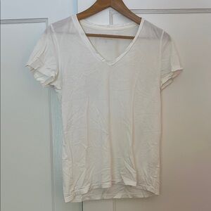 Size medium everlane lightweight v neck tee